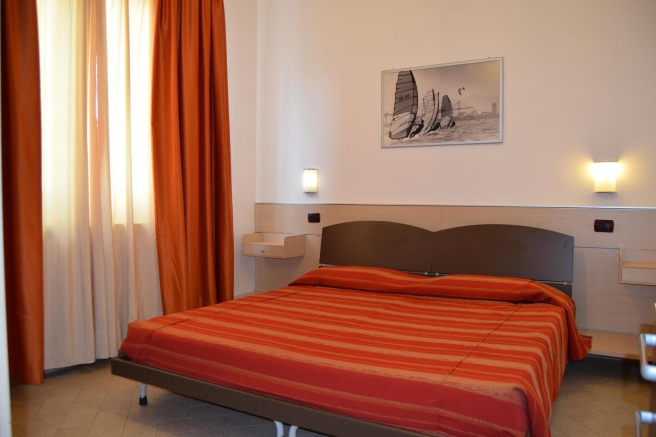 Oasi Del Mare Aparthotel Тирения Екстериор снимка