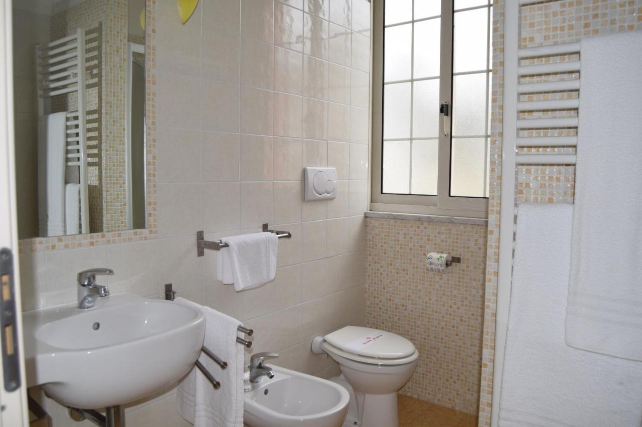 Oasi Del Mare Aparthotel Тирения Екстериор снимка