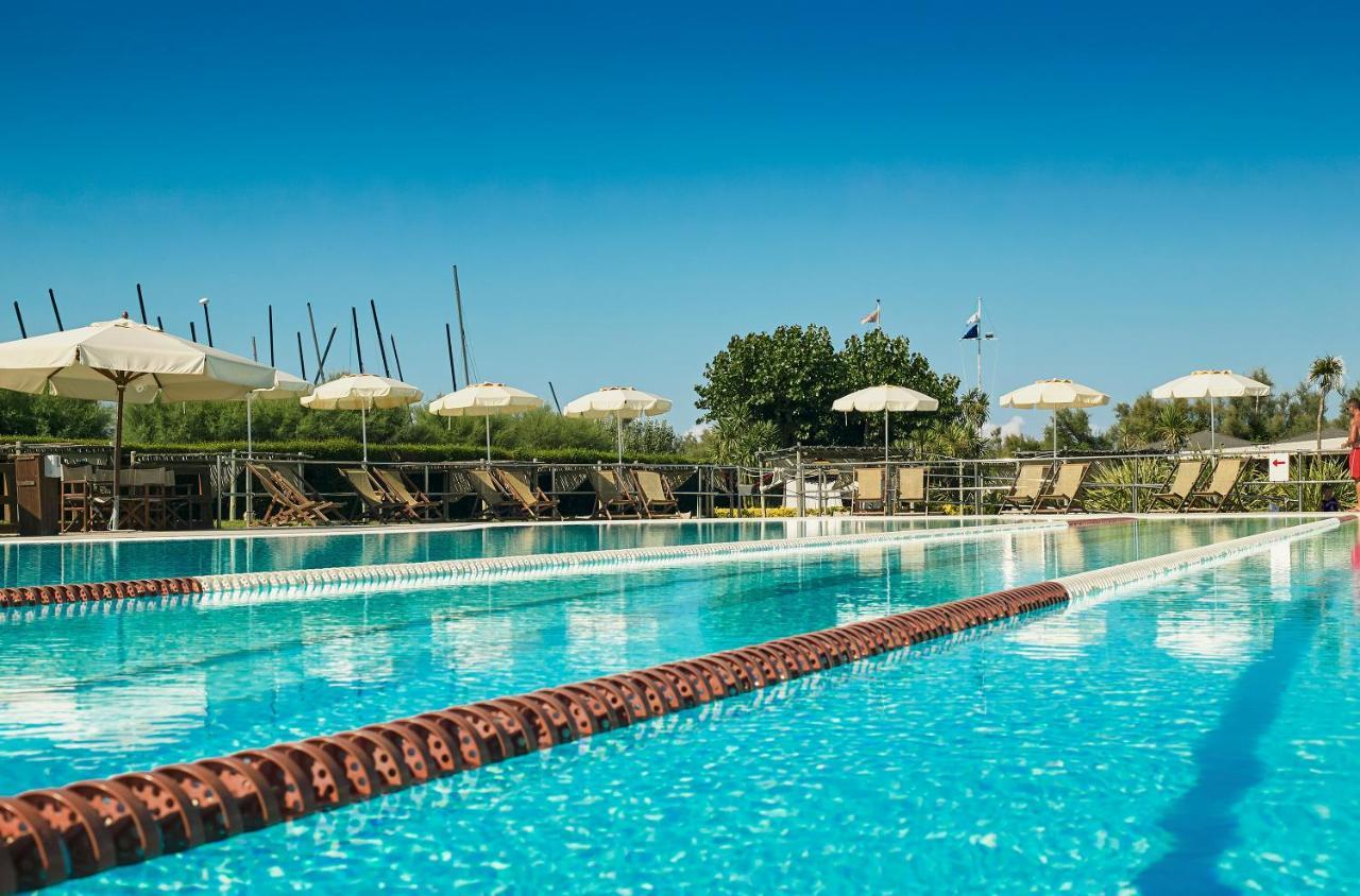 Oasi Del Mare Aparthotel Тирения Екстериор снимка